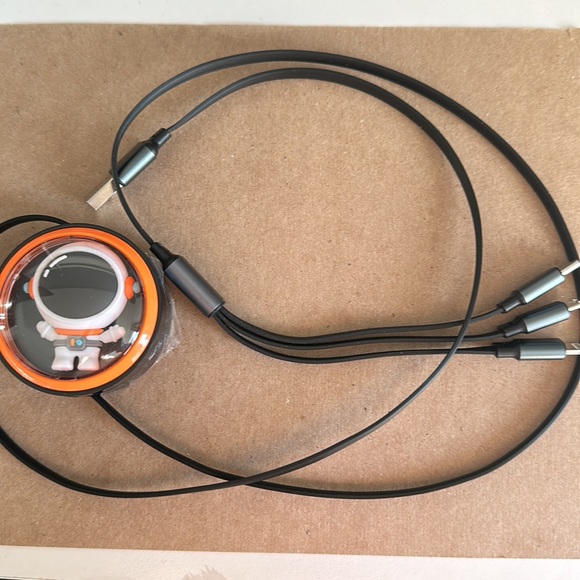 [Travel accessories] 3 in 1 charging cable- NEW - Picture 6 of 6